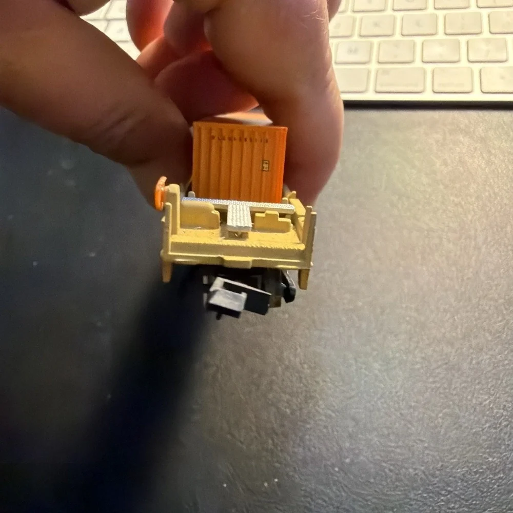 N  Scale DTTX WELL CAR WITH HAPAG-Lloyd Container